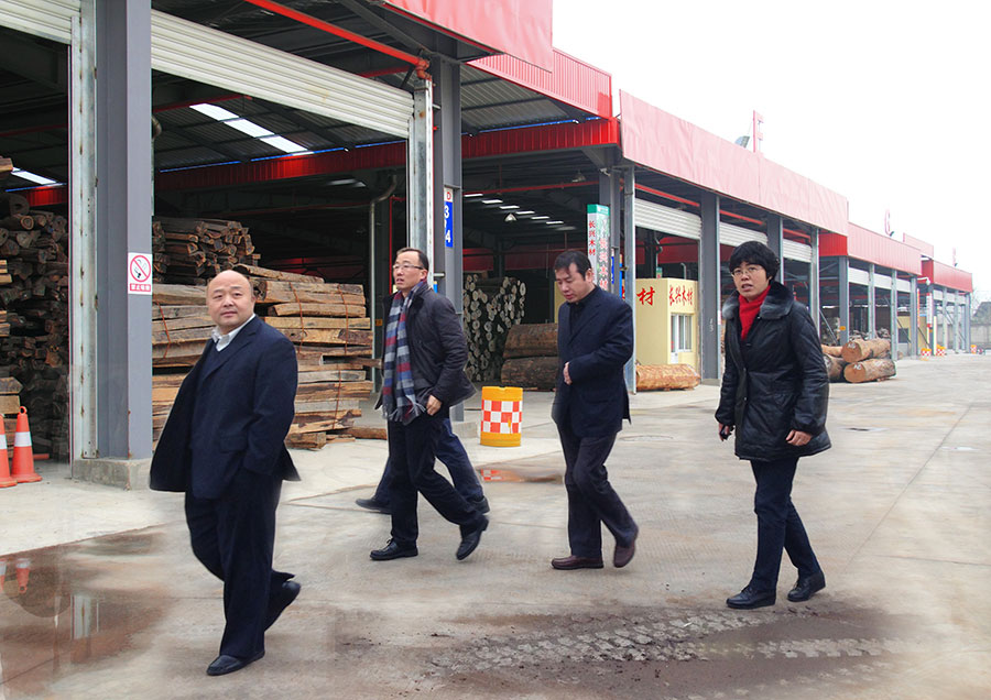 苏州港口集团董事长潘勇一行在张家港兴港合作会社董事长吴云峰、总经理吴粟千的陪同下考察了张家港中联木业城有限公司